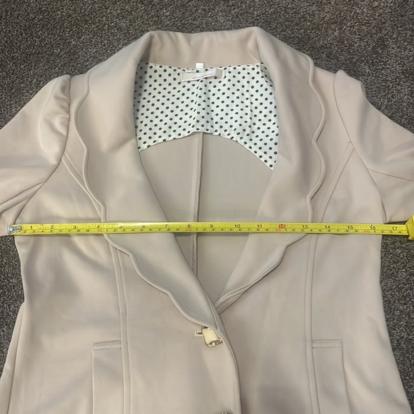 2/$30 Medium blazer in excellent condition. - Picture 10 of 10